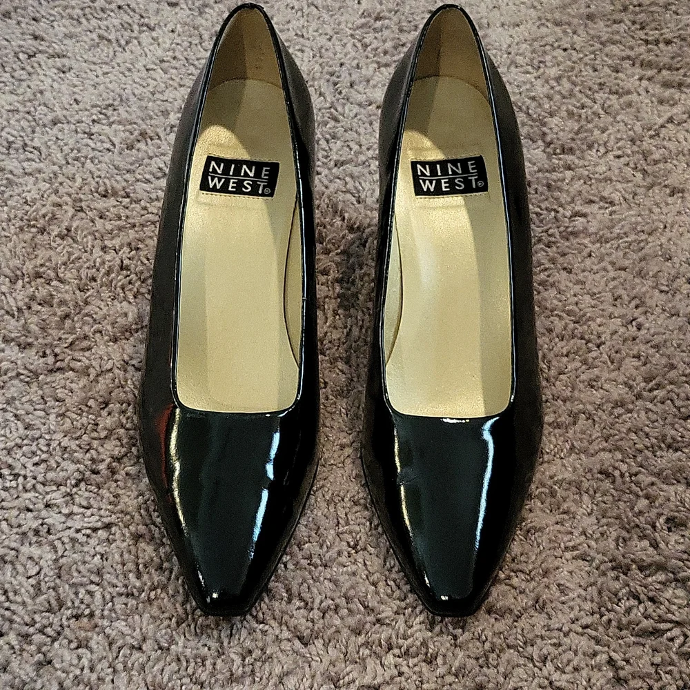 Nine West patent leather pump. - Picture 1 of 4